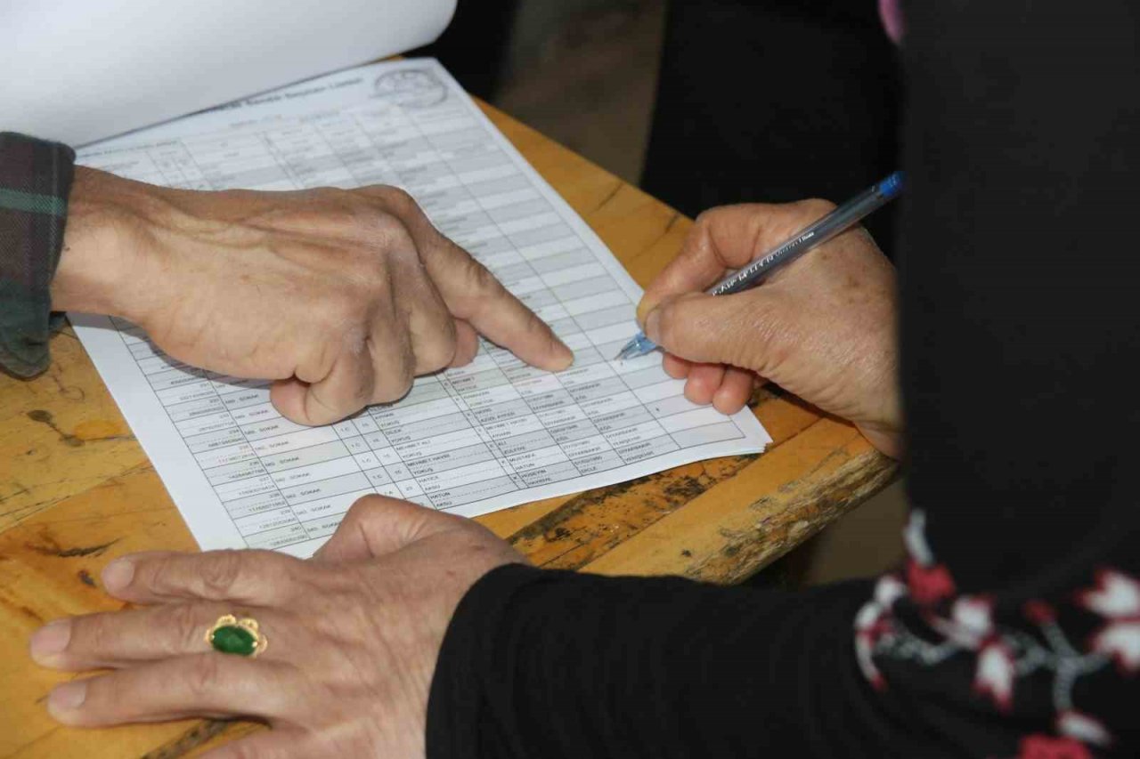 Diyarbakır’da vatandaşlar oy kullanmaya başladı