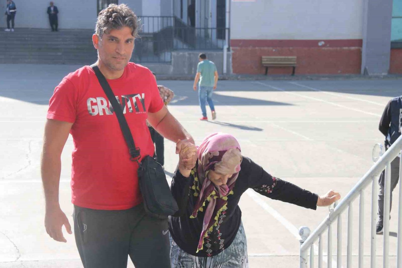 Diyarbakır’da vatandaşlar oy kullanmaya başladı