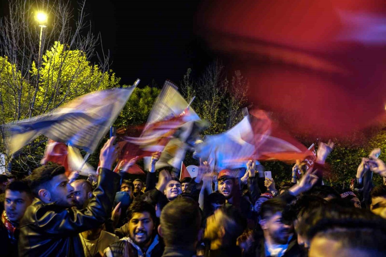 AK Parti İl Başkanlığında vatandaşların bekleyişi sürüyor