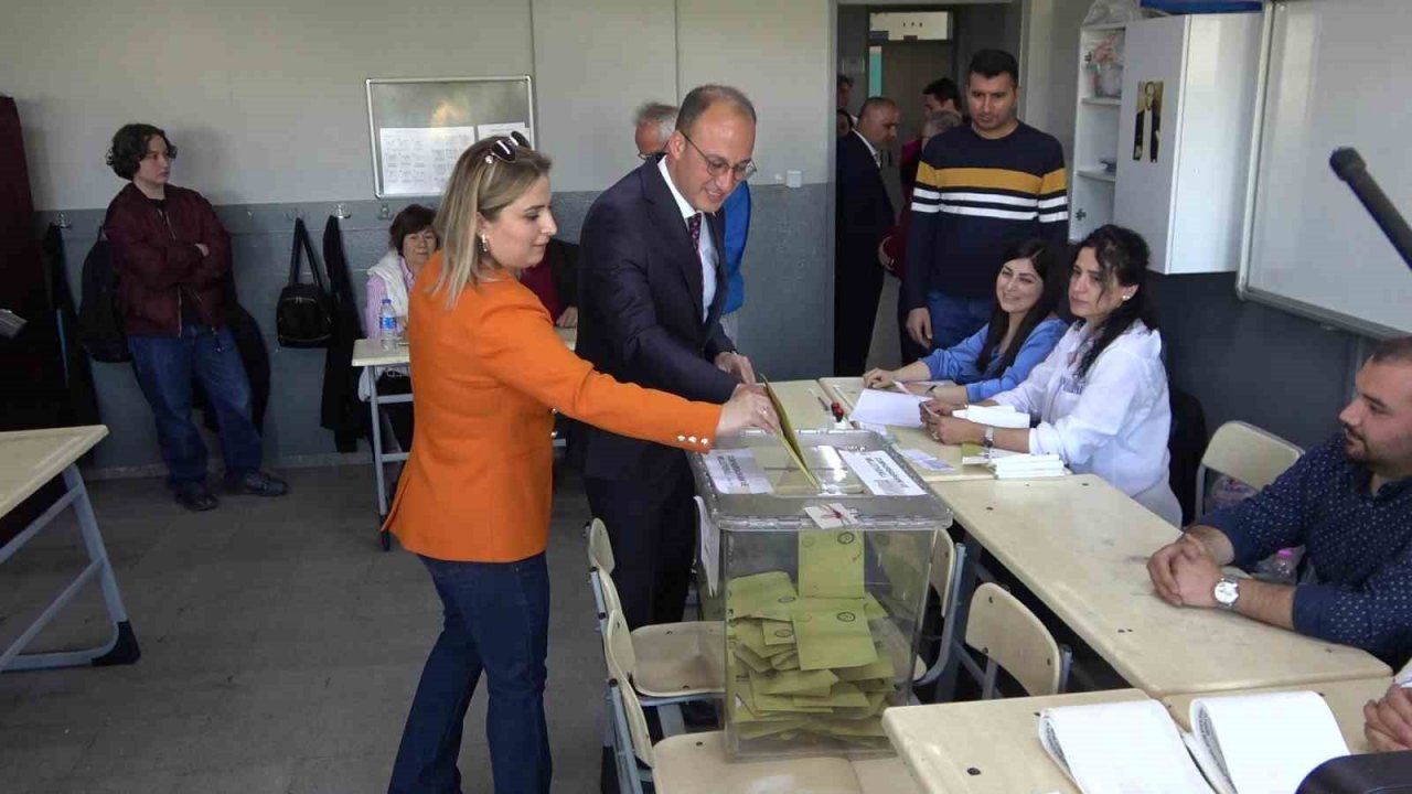 Denizli’de siyasiler oylarını kullandı
