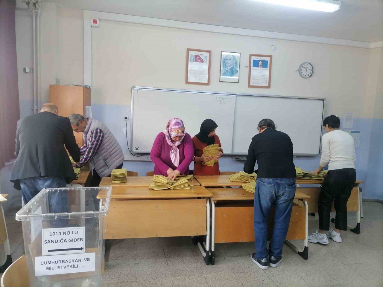 Cumhurbaşkanlığı ve 28. Dönem Milletvekilliği Genel Seçimleri’nde oy kullanma işleminin tamamlanmasının ardından İzmir’de oylar sayılmaya başlandı.