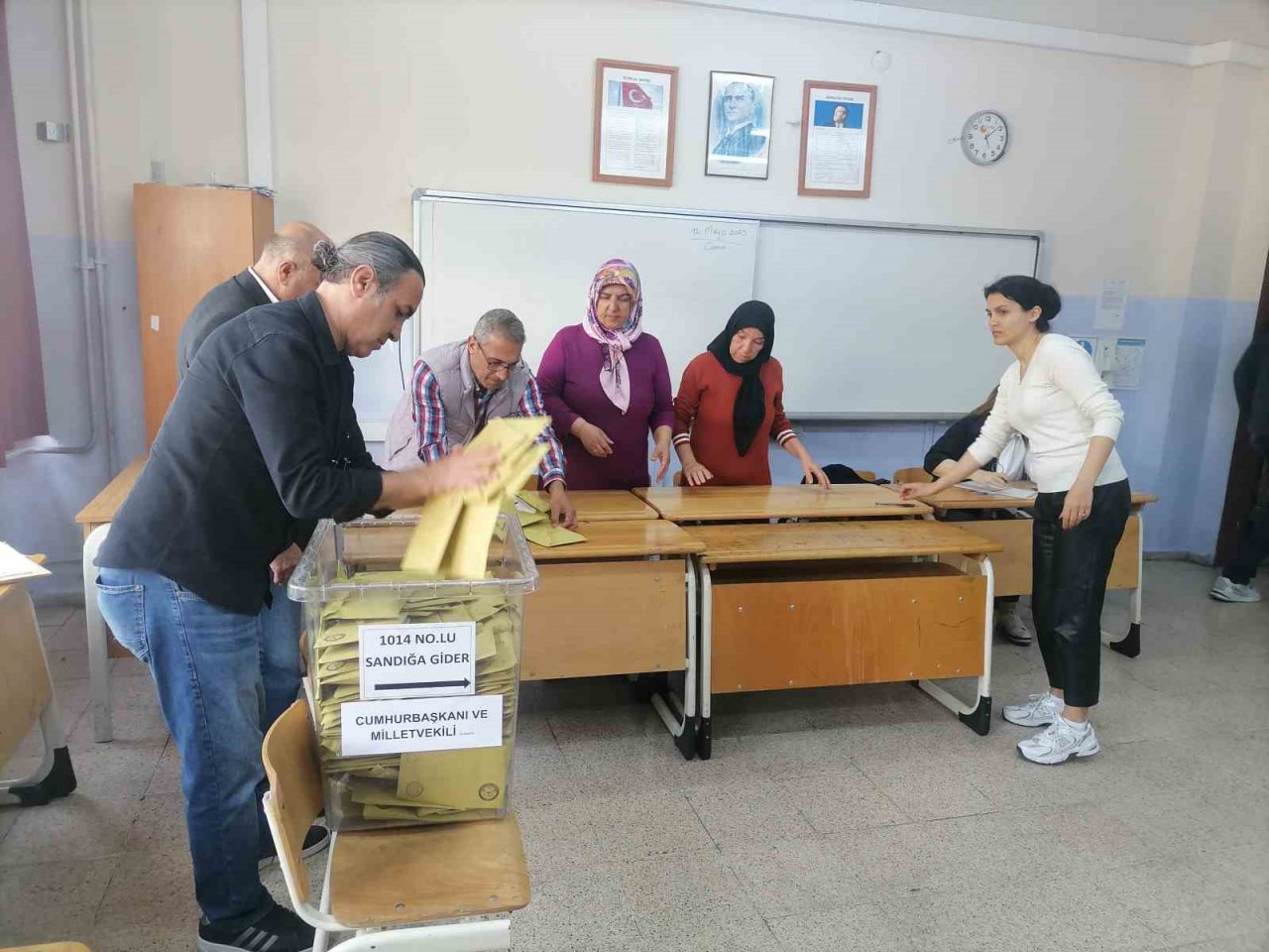 Cumhurbaşkanlığı ve 28. Dönem Milletvekilliği Genel Seçimleri’nde oy kullanma işleminin tamamlanmasının ardından İzmir’de oylar sayılmaya başlandı.