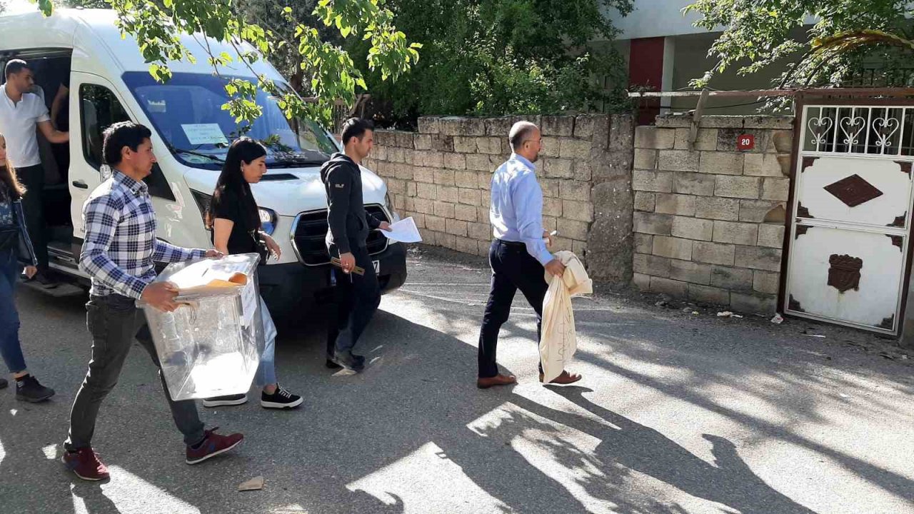 Sandığa gidemeyenlere seyyar sandık gitti