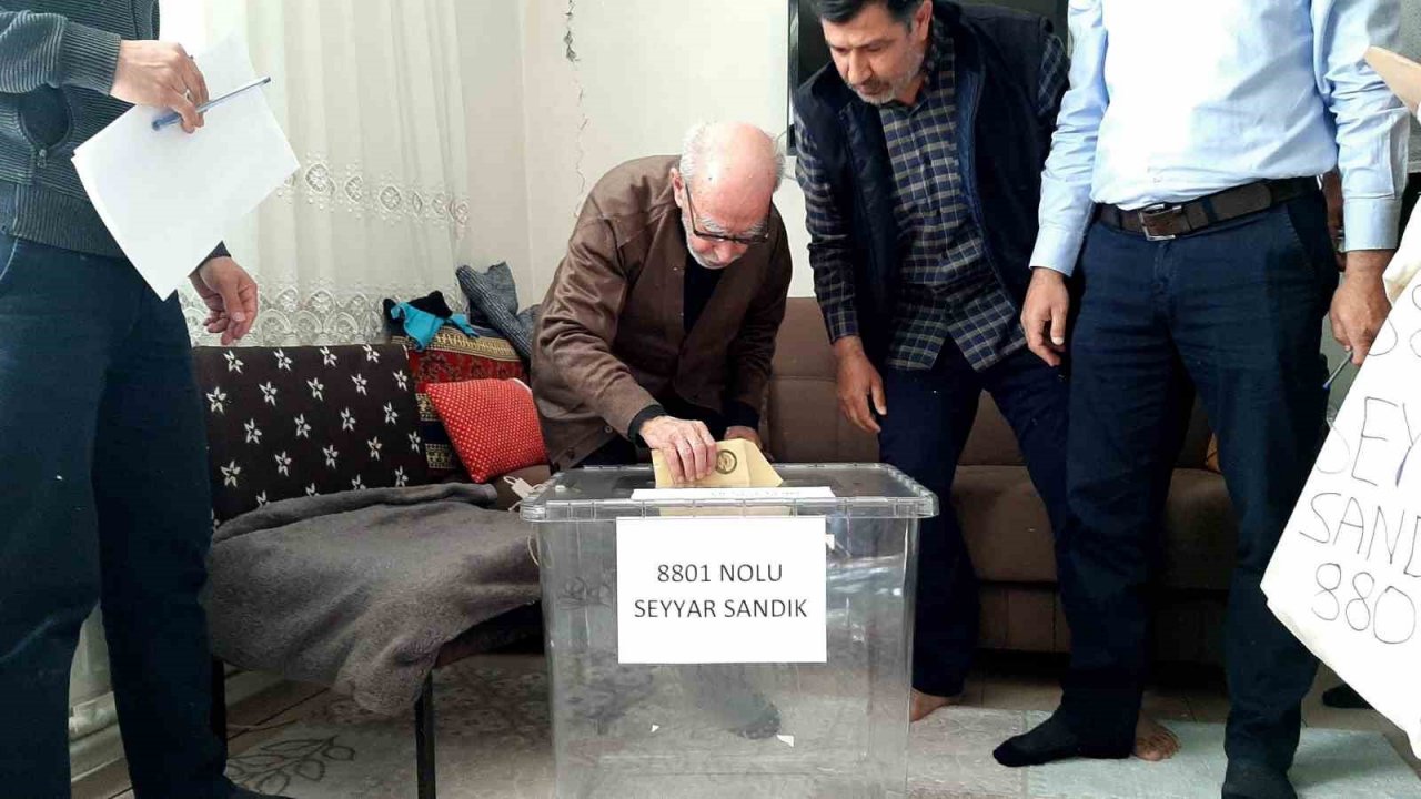 Sandığa gidemeyenlere seyyar sandık gitti