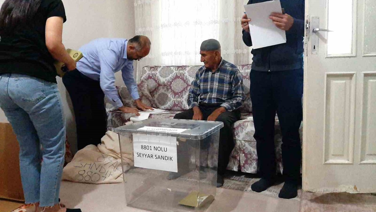Sandığa gidemeyenlere seyyar sandık gitti