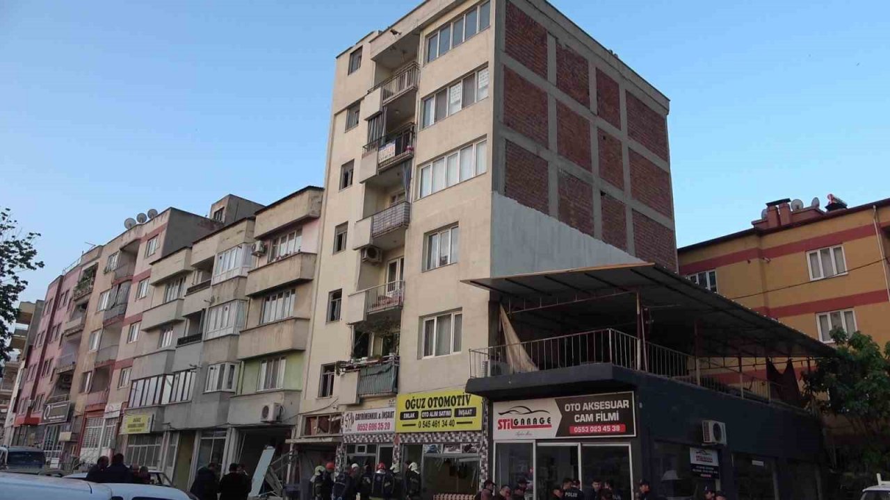 Kepçe operatörü elindeki sigarayla apartmana girdi, ortalık savaş alanına döndü