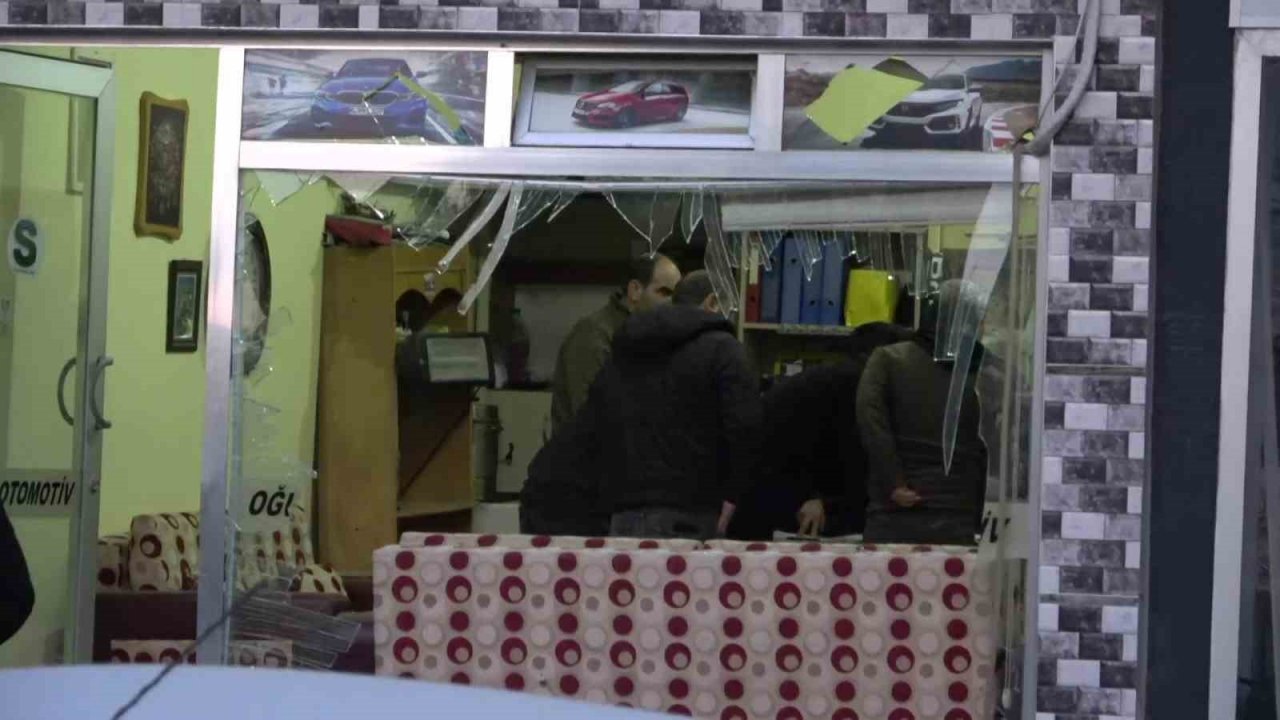 Kepçe operatörü elindeki sigarayla apartmana girdi, ortalık savaş alanına döndü