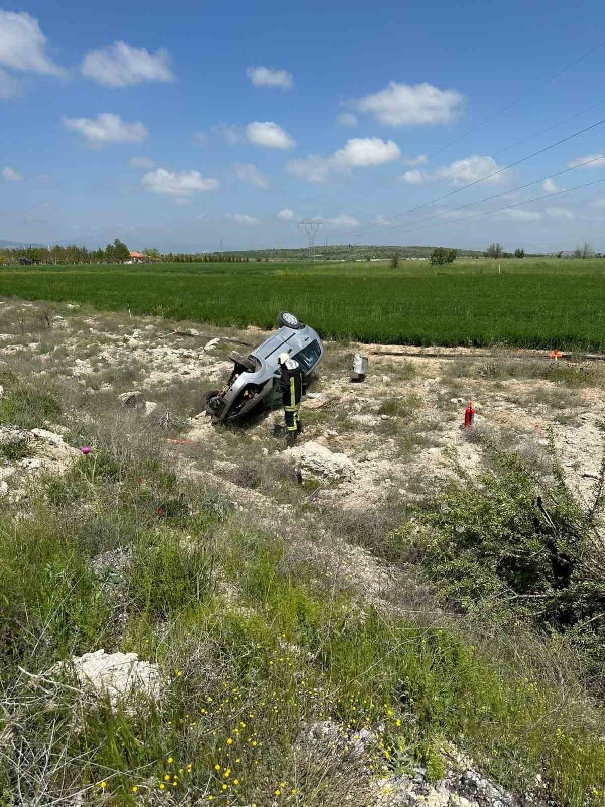 Kontrolden çıkan otomobil boş araziye uçtu: 2 yaralı
