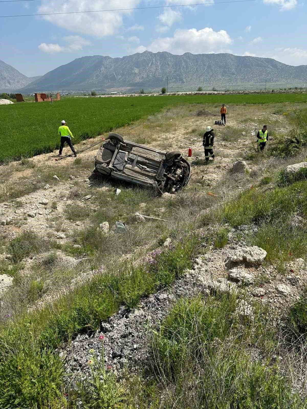 Kontrolden çıkan otomobil boş araziye uçtu: 2 yaralı