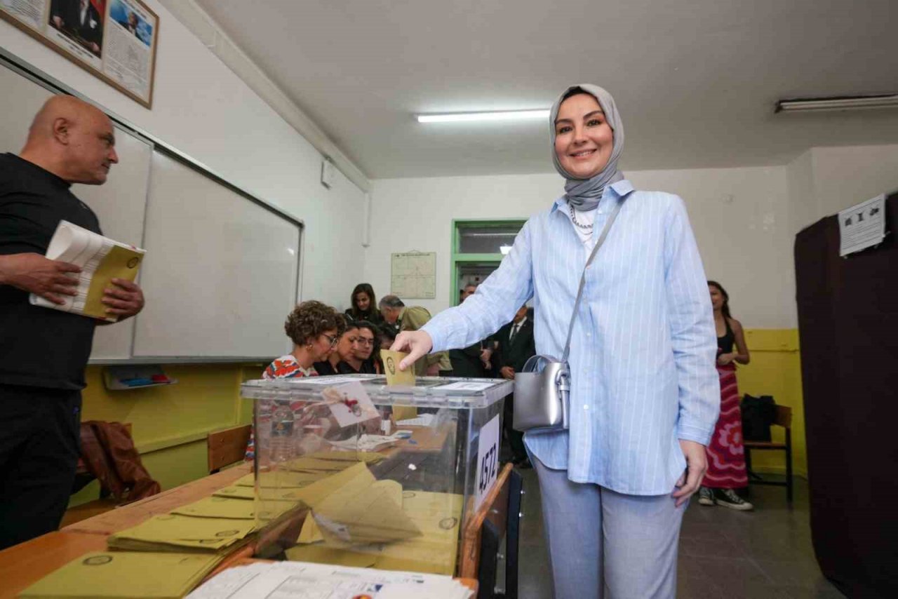 DEVA Partisi lideri Babacan ve eşi oylarını kullandı