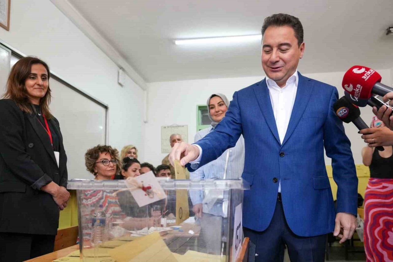 DEVA Partisi lideri Babacan ve eşi oylarını kullandı