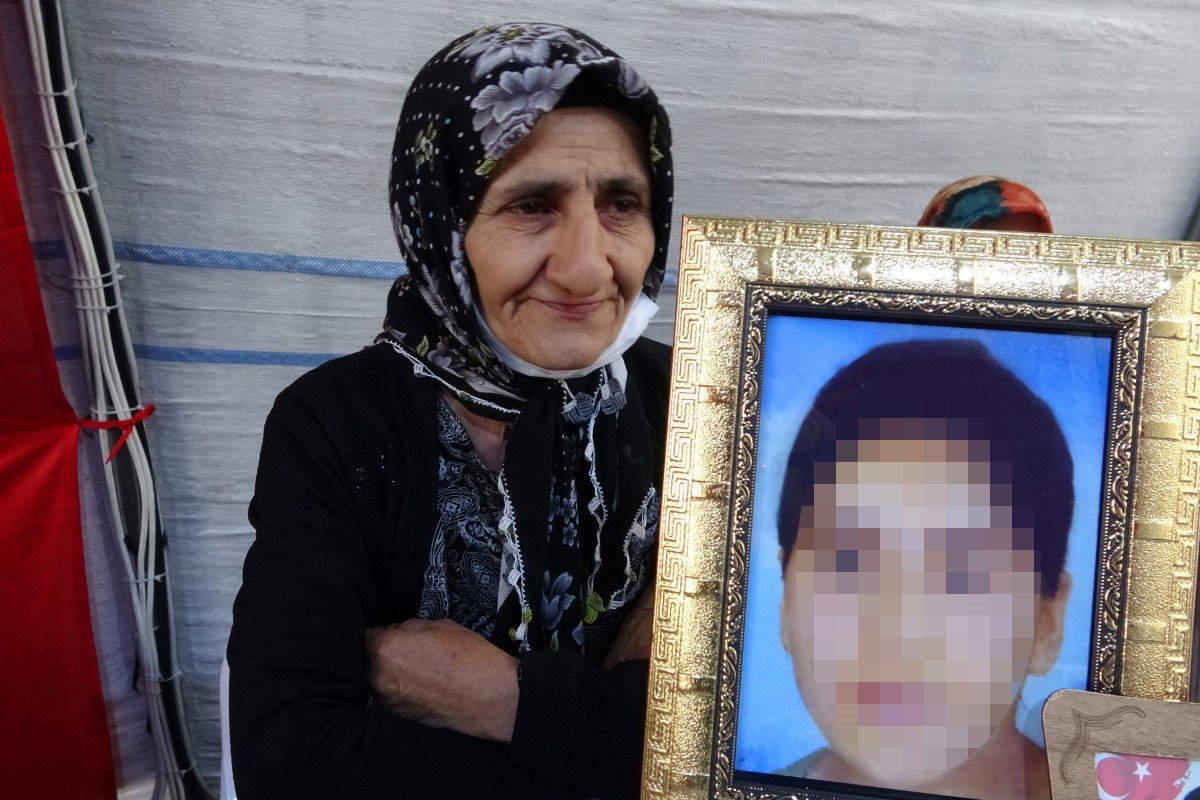 Diyarbakır’da evlat nöbetindeki anne, Anneler Günü’nde evladının teslim olduğu haberini aldı