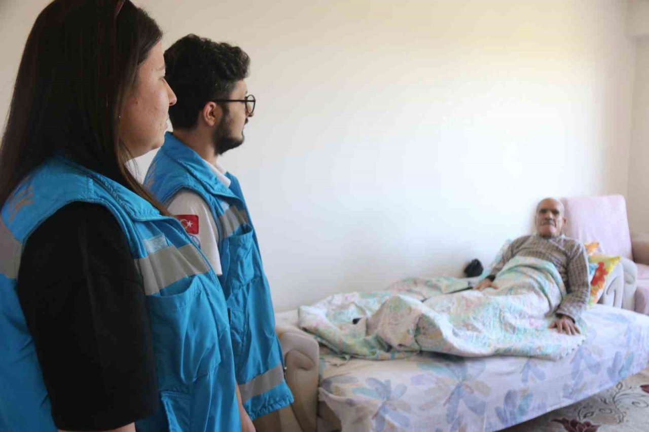 Diyarbakır’da bazı vatandaşlar ambulans ve evde bakım hizmetleri ekibinin desteğiyle sandık başına gitti
