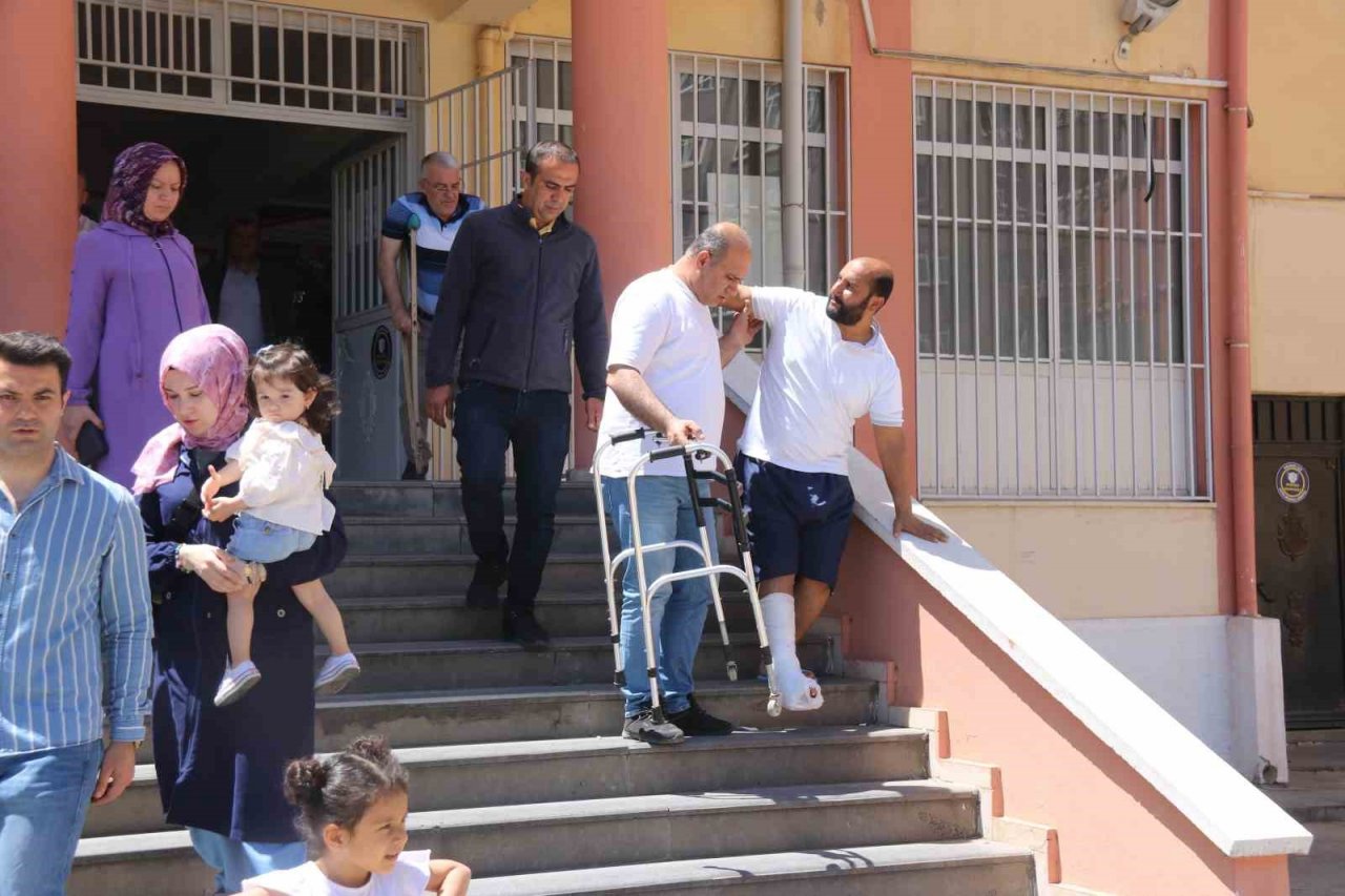 Diyarbakır’da bazı vatandaşlar ambulans ve evde bakım hizmetleri ekibinin desteğiyle sandık başına gitti