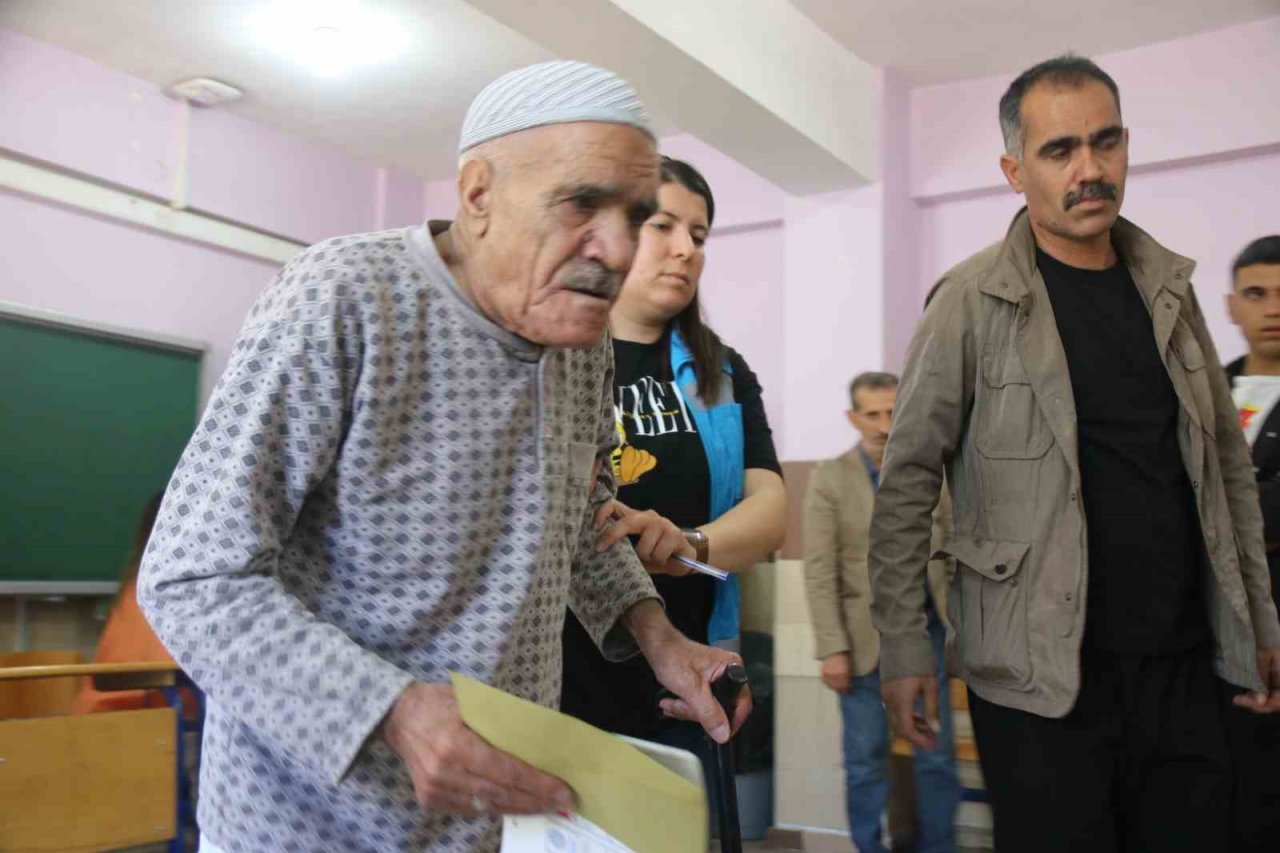 Diyarbakır’da bazı vatandaşlar ambulans ve evde bakım hizmetleri ekibinin desteğiyle sandık başına gitti