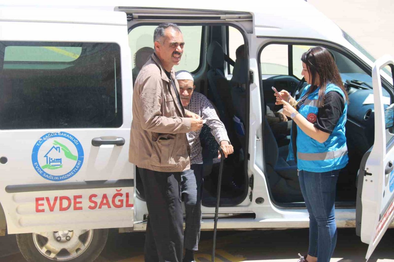 Diyarbakır’da bazı vatandaşlar ambulans ve evde bakım hizmetleri ekibinin desteğiyle sandık başına gitti