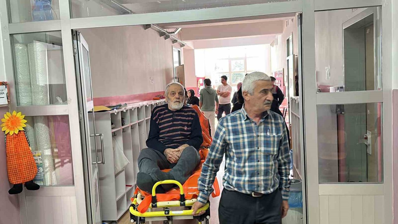 Sandığa sedye ile taşındı