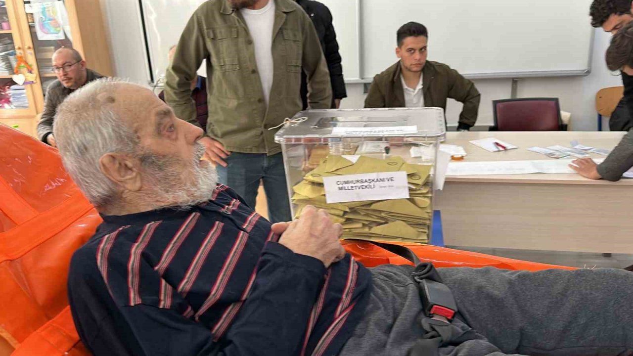 Sandığa sedye ile taşındı