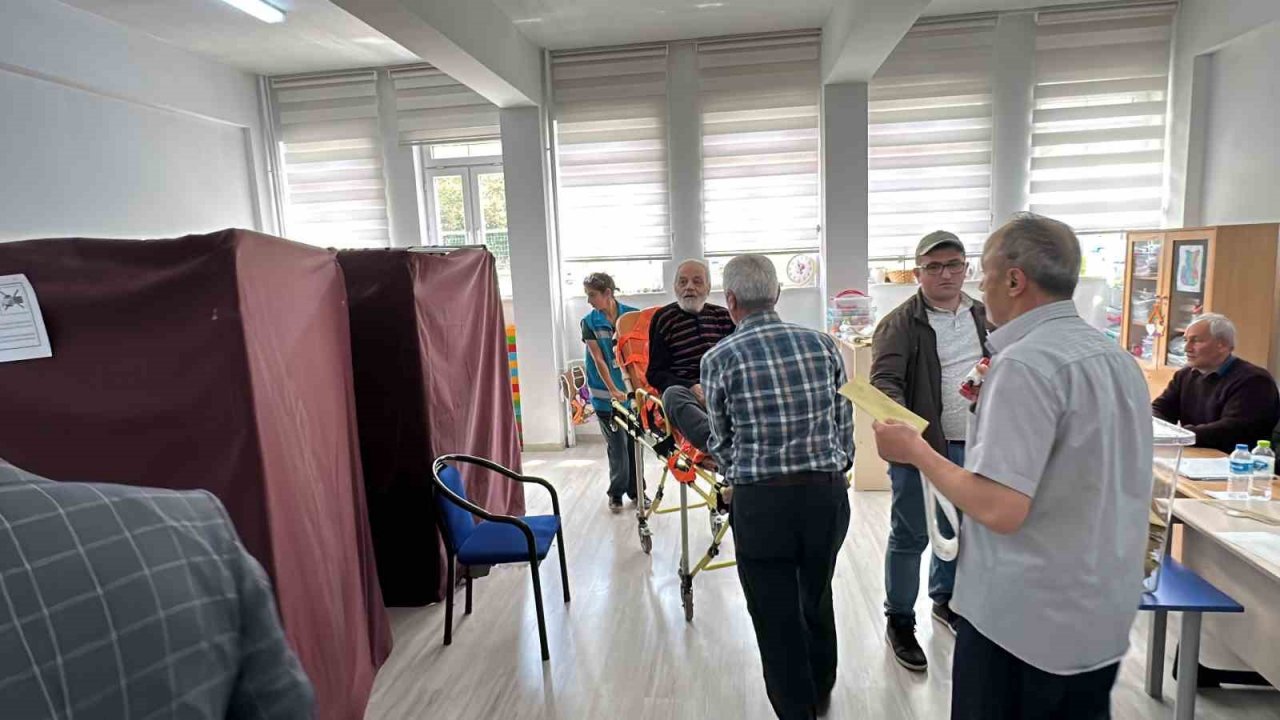 Sandığa sedye ile taşındı