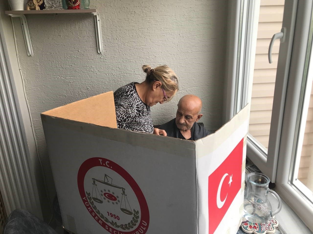 Edirne’de seyyar sandık evlerinden çıkamayan seçmenlerin ayağına gitti