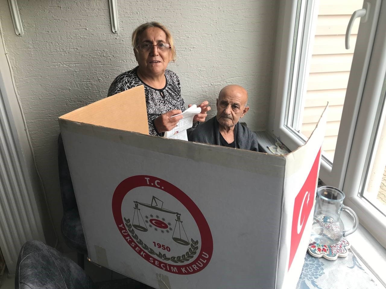 Edirne’de seyyar sandık evlerinden çıkamayan seçmenlerin ayağına gitti