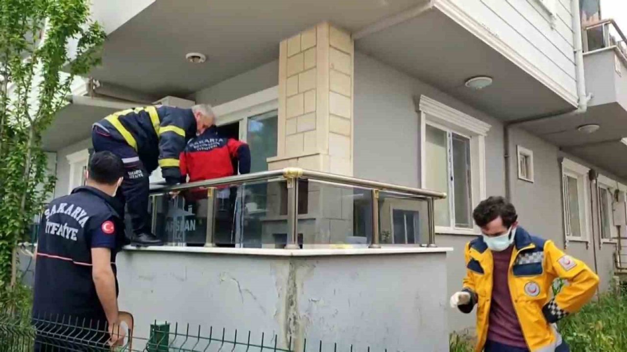 Evde kilitli kaldığı söylenen yaşlı kadın ekiplere zorluk çıkardı