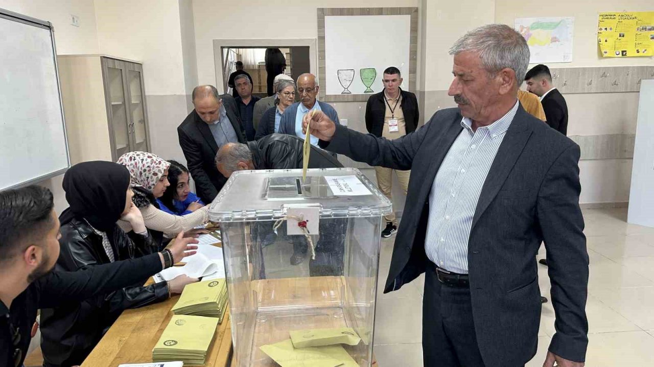 Elazığ’da oy kullanma işlemeleri başladı