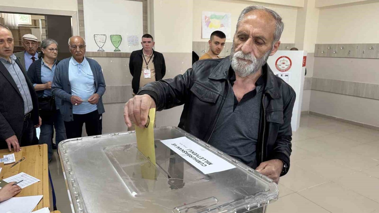 Elazığ’da oy kullanma işlemeleri başladı