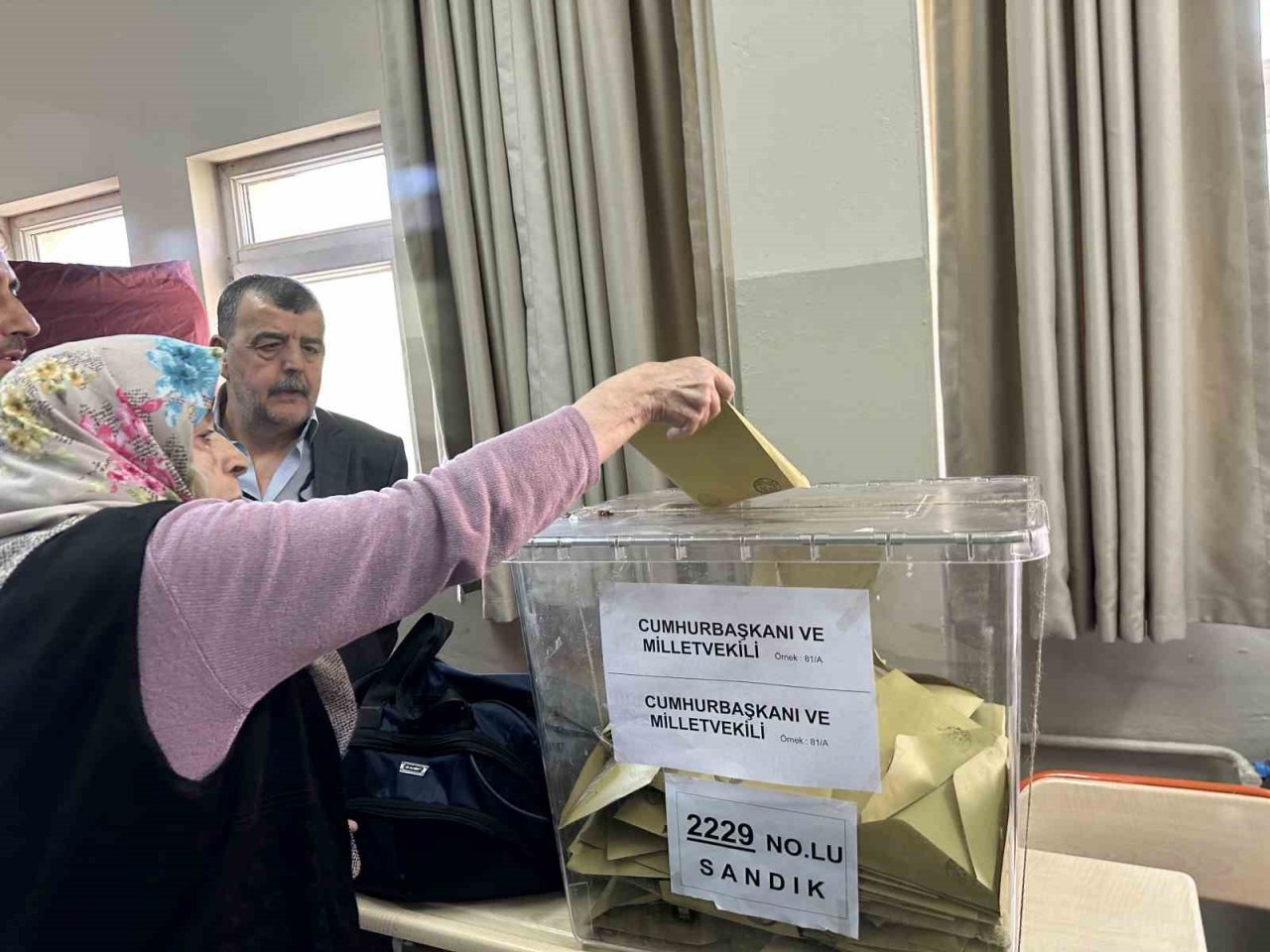 Hasta seçmenler ekiplerin yardımıyla sandığa gitti