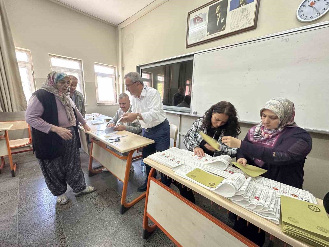 Hasta seçmenler ekiplerin yardımıyla sandığa gitti