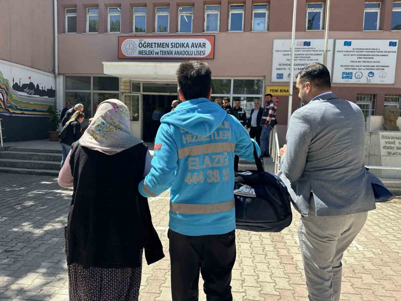 Hasta seçmenler ekiplerin yardımıyla sandığa gitti