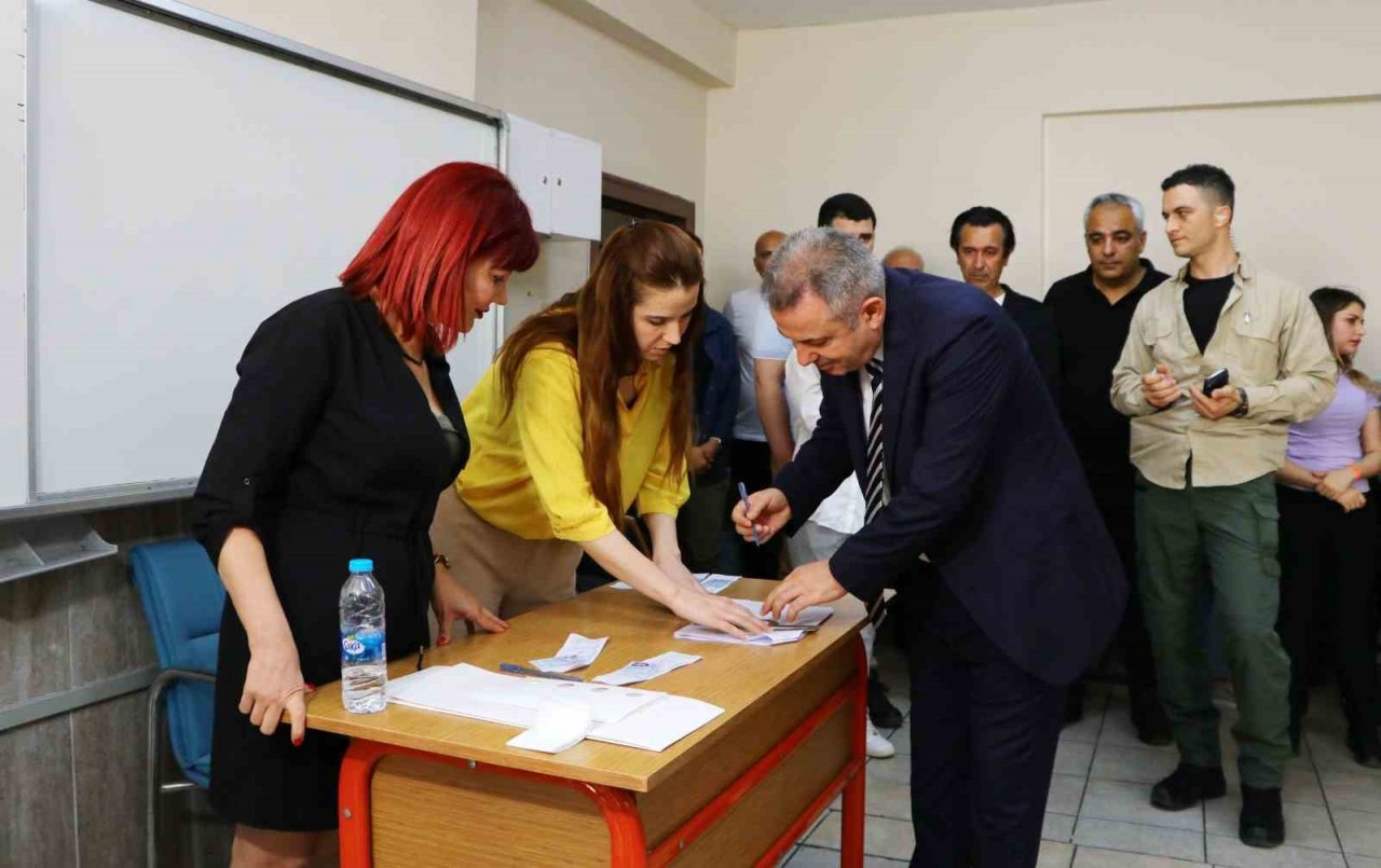 Adana Valisi Elban: "Seçim güvenliği için 12 bin civarında polis ve jandarma görev alıyor"