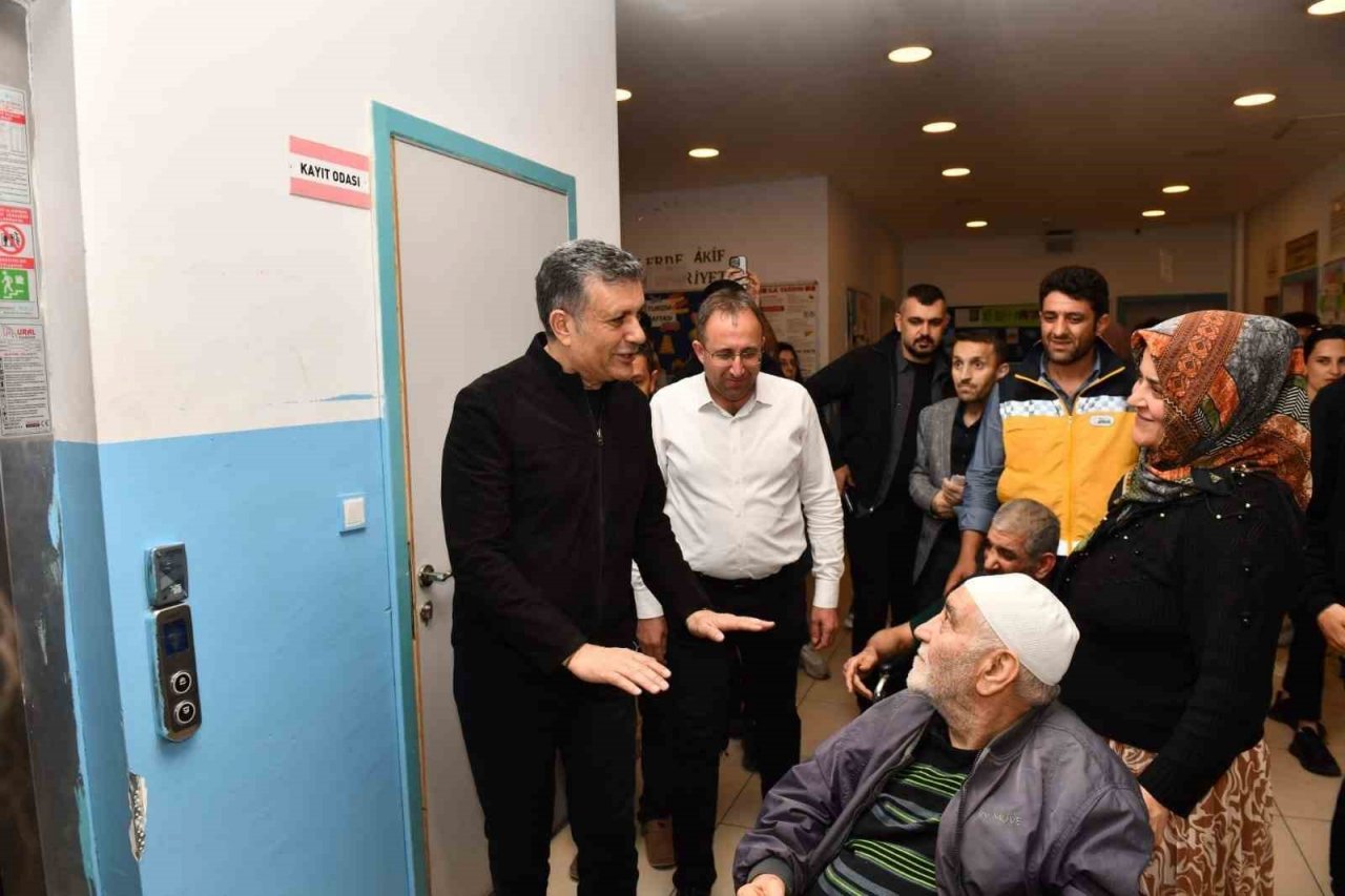 Esenyurt’ta engelli ve yaşlılar sandıklara taşındı