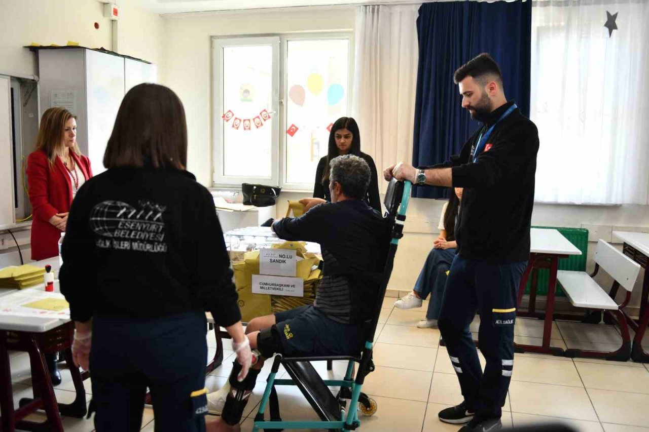Esenyurt’ta engelli ve yaşlılar sandıklara taşındı