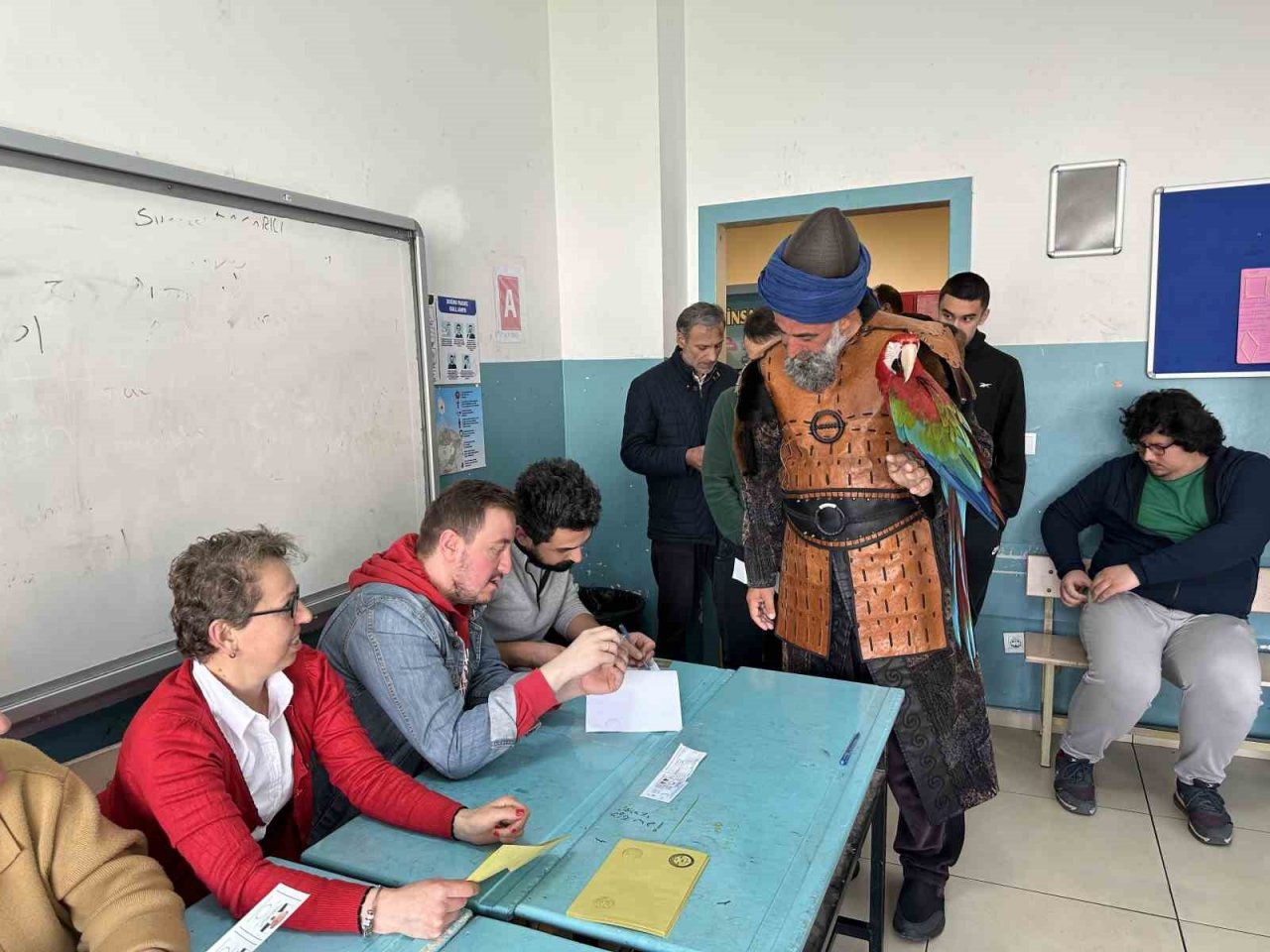 Omuzunda papağanı ile birlikte oy kullanan vatandaş ilgi odağı oldu