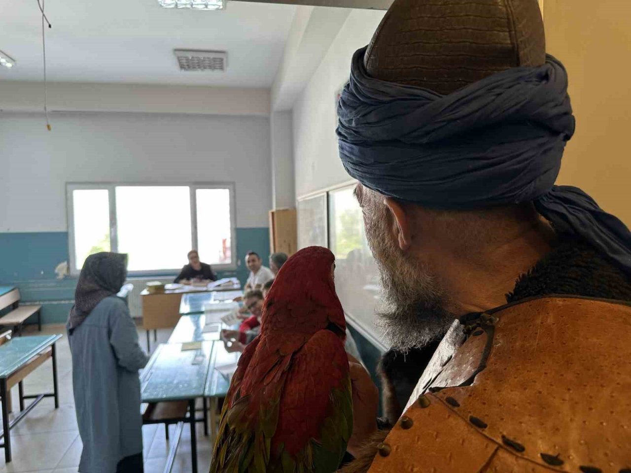 Omuzunda papağanı ile birlikte oy kullanan vatandaş ilgi odağı oldu