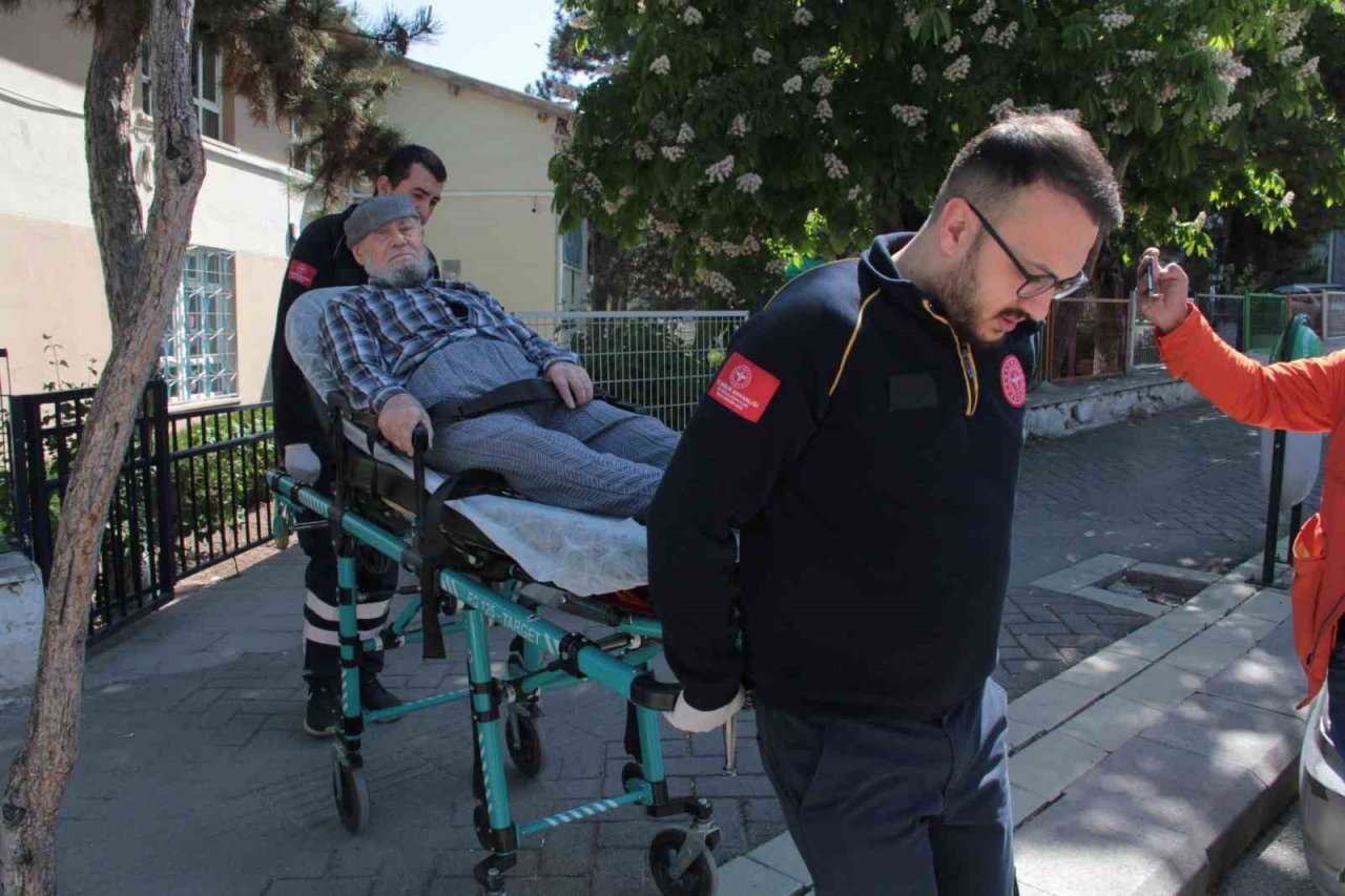 87 yaşındaki Mustafa amca oy kullanmaya ambulansla geldi
