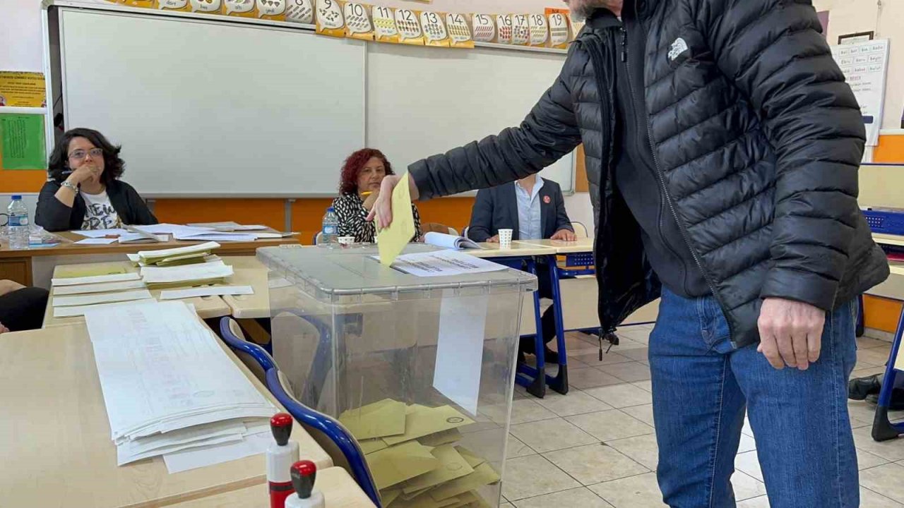Yürüme zorluklarına rağmen erkenden oylarını kullandılar