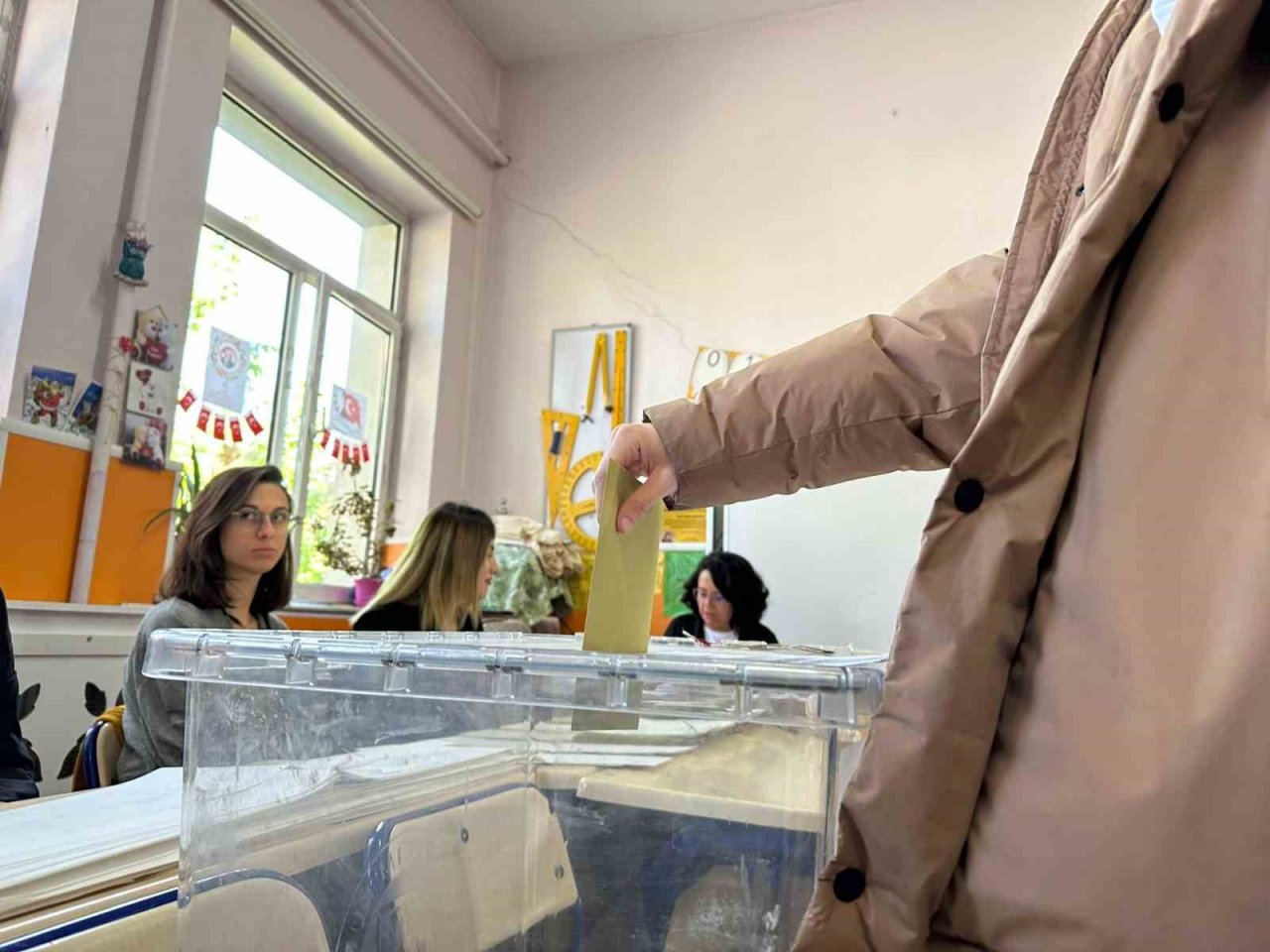 Yürüme zorluklarına rağmen erkenden oylarını kullandılar