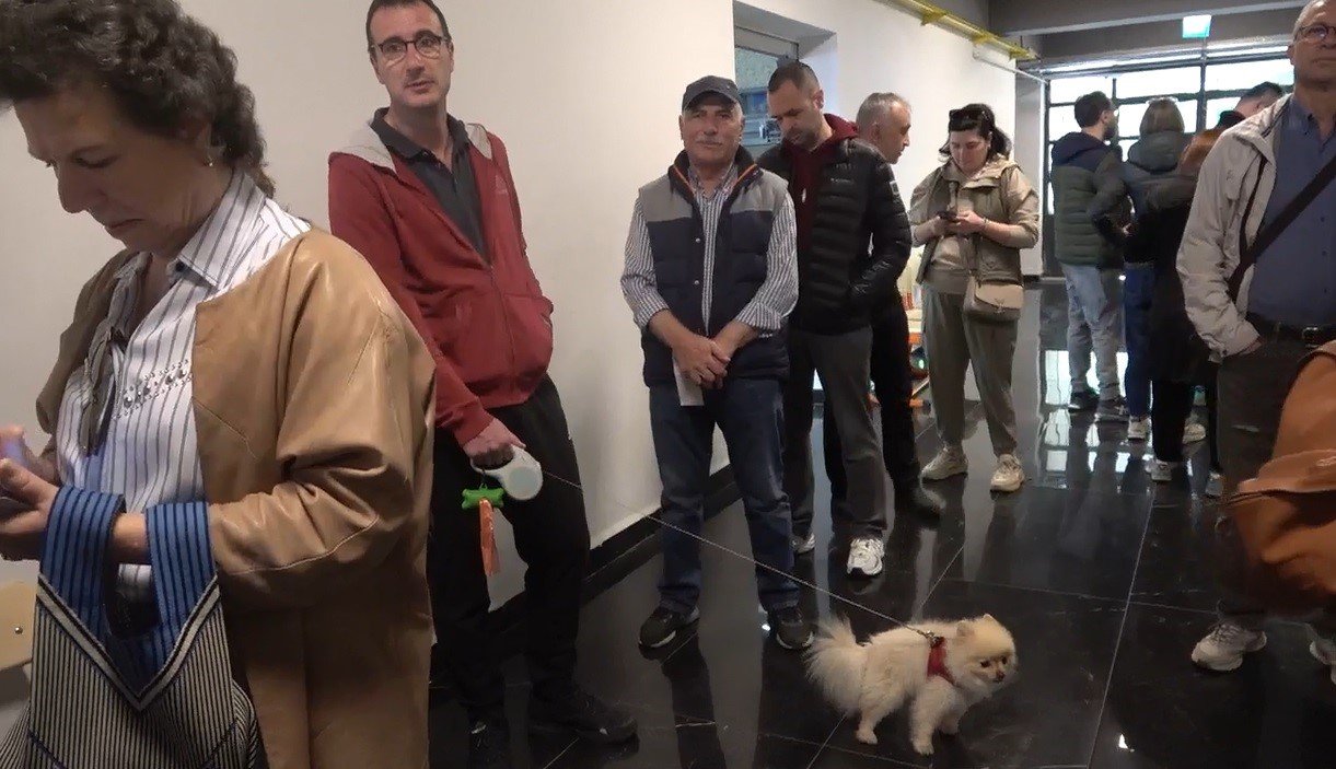 Oy kullanmaya köpeği ile geldi