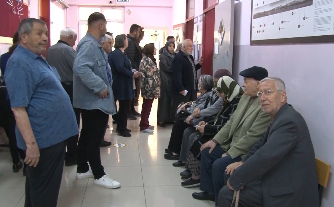 Gaziantepliler oy kullanmak için okullara akın ediyor