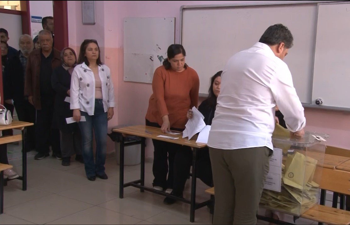 Gaziantepliler oy kullanmak için okullara akın ediyor