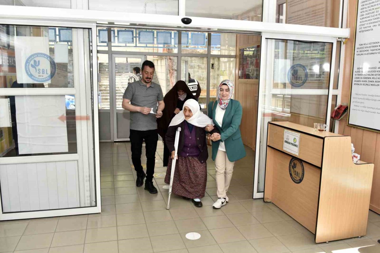 112 yaşında yürüyerek oy vermeye geldi