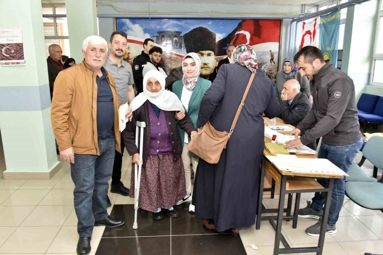 112 yaşında yürüyerek oy vermeye geldi