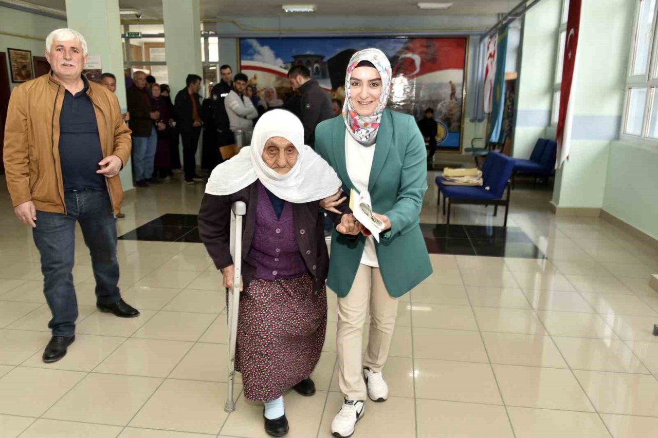 112 yaşında yürüyerek oy vermeye geldi