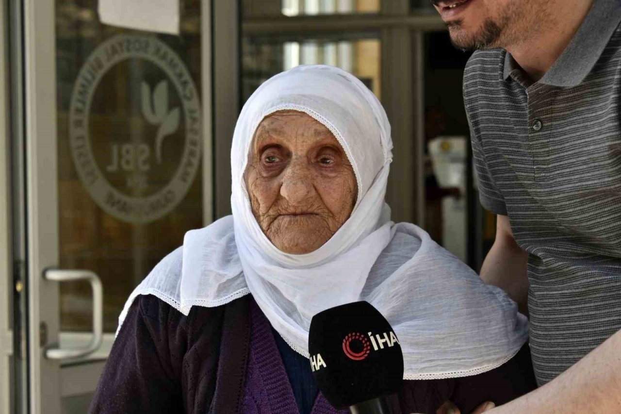 112 yaşında yürüyerek oy vermeye geldi