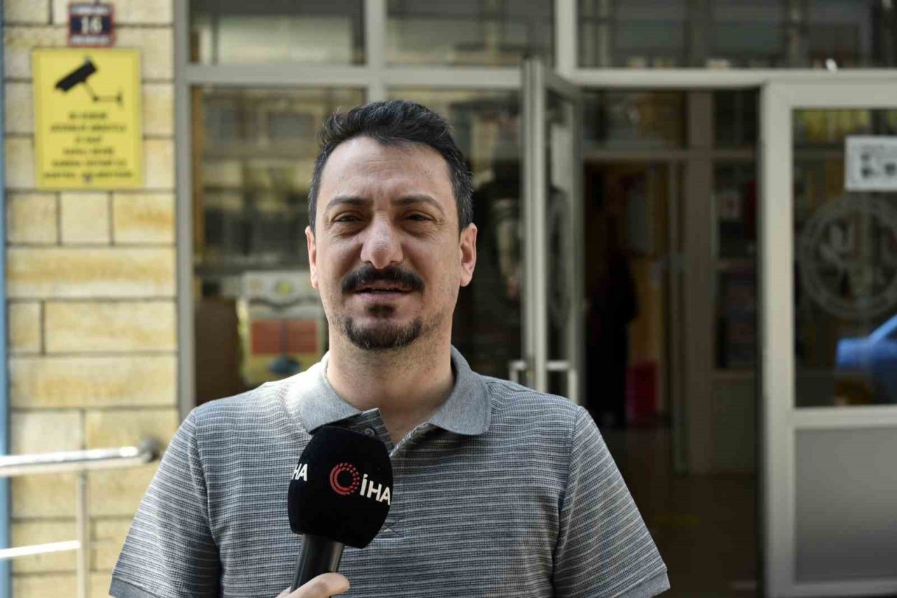 112 yaşında yürüyerek oy vermeye geldi
