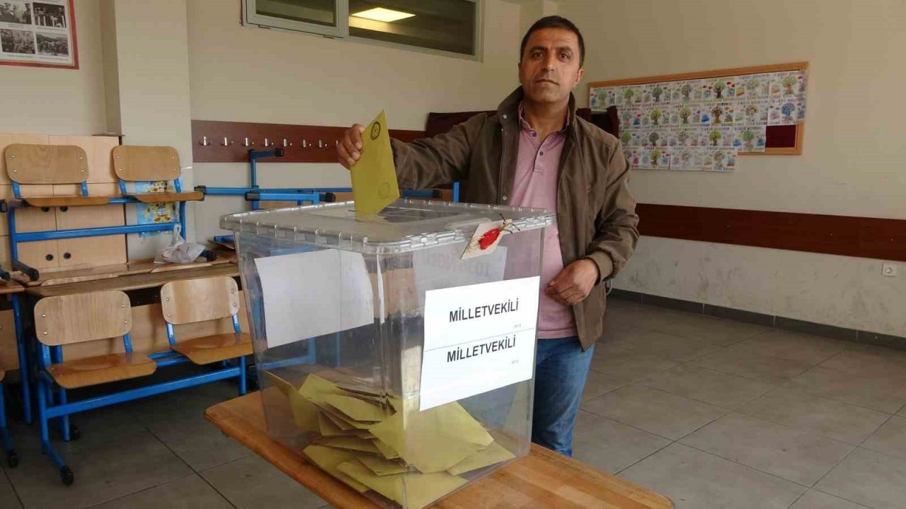 Yüksekova’da oy kullanma işlemi başladı