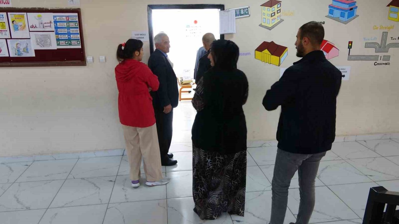 Yüksekova’da oy kullanma işlemi başladı