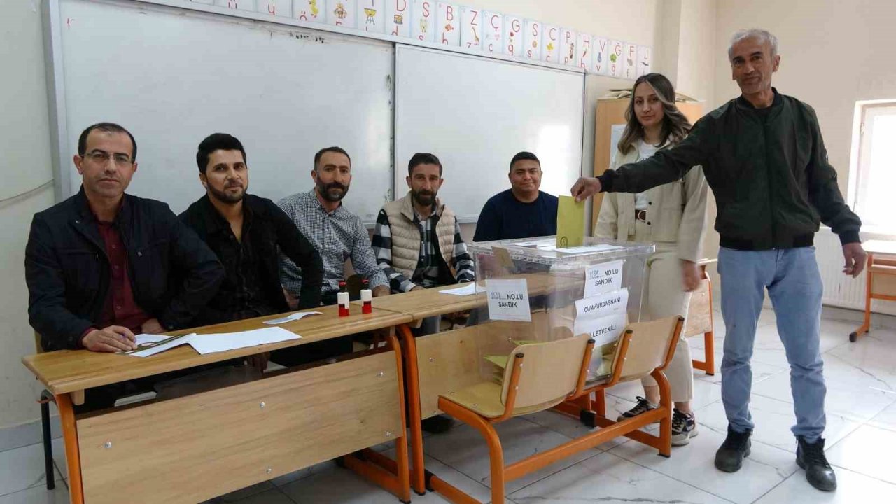Yüksekova’da oy kullanma işlemi başladı